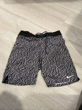 Nike Men’s Black & Gray Zebra-Pattern Athletic Swim trunk medium